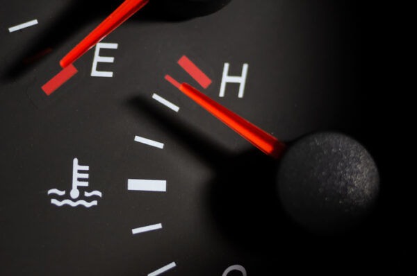 Igla merača temperature motora prelazi na područje „H“ („vruće“) ili se pomera u crveno polje