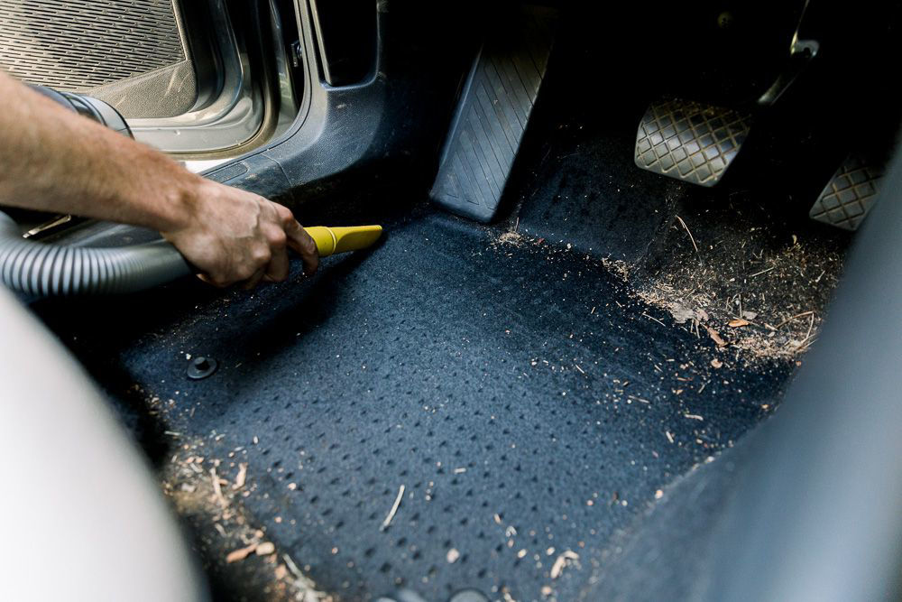 Prenosni usisivač je odličan alat za uklanjanje mrvica i prljavštine sa tepiha i presvlaka automobila