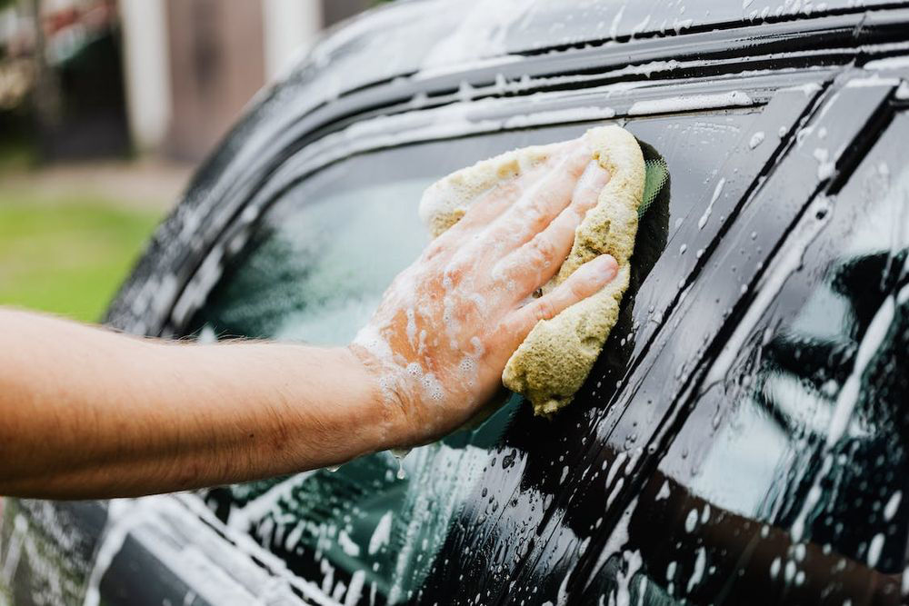 Pranje automobila važno je za uklanjanje soli, peska i prljavštine