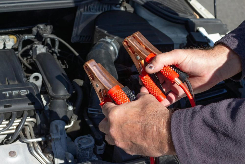 Bez ispravnog akumulatora nije moguće pokrenuti motor, niti napajati električne instalacije dok motor ne radi