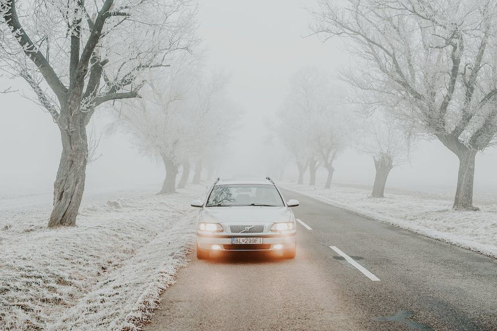 Kada vozite po jakom snegu, uverite se da koristite kratka (oborena) svetla.
